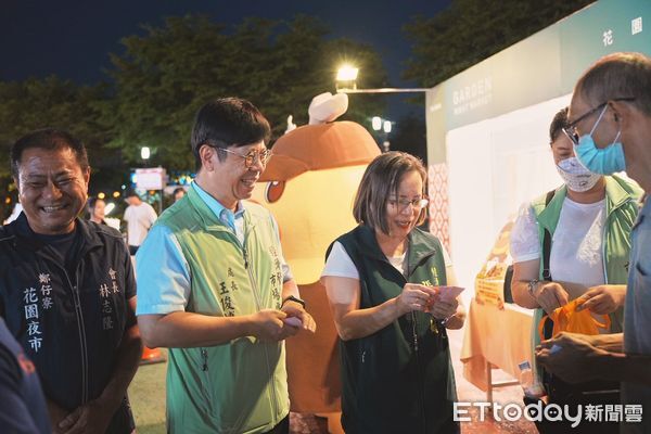 ▲「夜奇鴨」現身花園夜市與民眾合影，現場擠滿排隊人潮，氣氛熱鬧非凡。（記者林東良翻攝，下同）