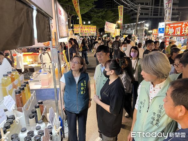 ▲「夜奇鴨」現身花園夜市與民眾合影，現場擠滿排隊人潮，氣氛熱鬧非凡。（記者林東良翻攝，下同）