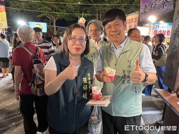 ▲「夜奇鴨」現身花園夜市與民眾合影，現場擠滿排隊人潮，氣氛熱鬧非凡。（記者林東良翻攝，下同）