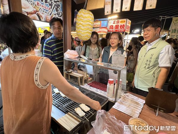▲「夜奇鴨」現身花園夜市與民眾合影，現場擠滿排隊人潮，氣氛熱鬧非凡。（記者林東良翻攝，下同）