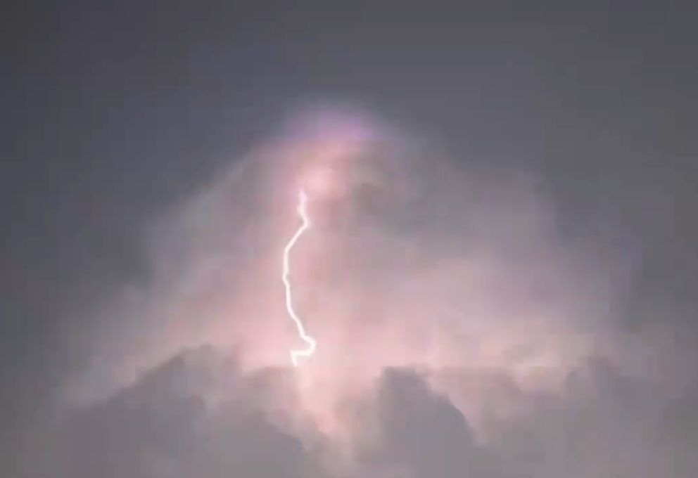 ▲民眾拍下北京夜空出現的俠客「御劍飛行」黑影。（圖／翻攝上游新聞）