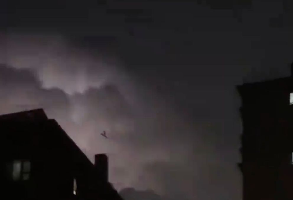 ▲民眾拍下北京夜空出現的俠客「御劍飛行」黑影。（圖／翻攝上游新聞）