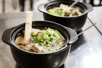 知本濃郁系砂鍋羊肉麵藏身鐵皮小屋