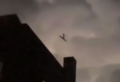 北京夜空現黑影俠客「御劍飛行」 「電閃無雷鳴」如現實版仙俠片