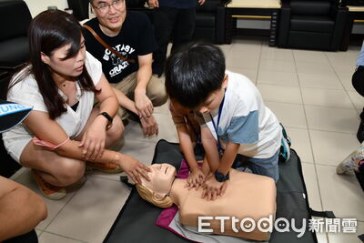 台中50童陪消防老爸闖五關　志工媽包餃慰勞帥男警