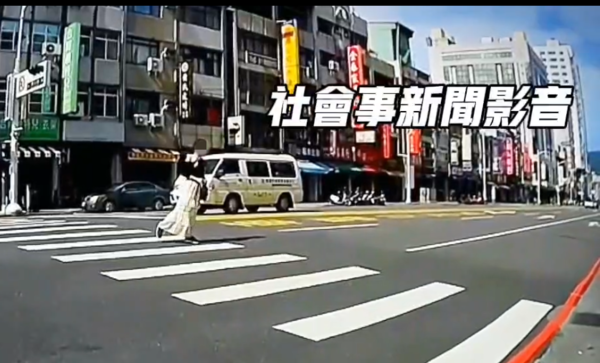 ▲▼ 高雄驚見「斑馬線麻豆」！騎士禮讓等她擺拍看傻：這是伸展台？。（圖／翻攝社會事新聞影音）