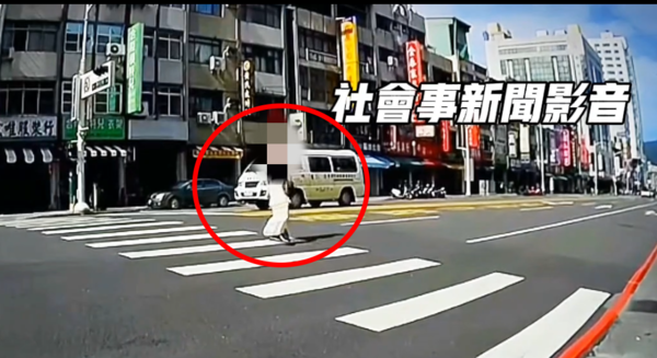▲▼ 高雄驚見「斑馬線麻豆」！騎士禮讓等她擺拍看傻：這是伸展台？。（圖／翻攝社會事新聞影音）