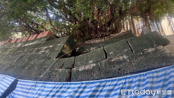 ▲南門段城垣殘蹟因連日豪雨沖刷，8月6日下午發生部分塌陷。（記者林東良翻攝，下同）