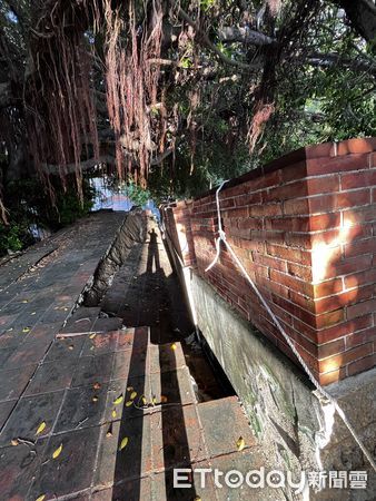 ▲南門段城垣殘蹟因連日豪雨沖刷，8月6日下午發生部分塌陷。（記者林東良翻攝，下同）