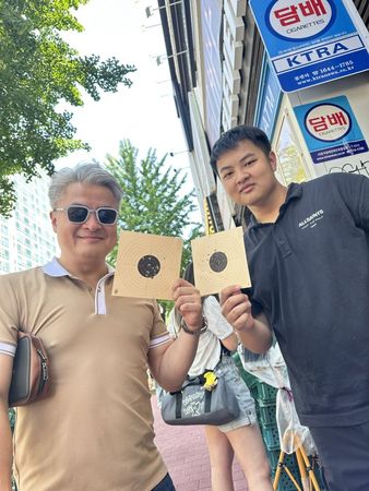 ▲▼郁方大兒子出國留學前夕「1天打5支疫苗」，全身痠痛動不得。（圖／翻攝自臉書）