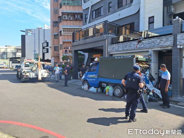 ▲▼             屏東一棟豪宅成為女屋主的回收場，鄉公所、清潔隊強制清理。（圖／民眾提供，下同）