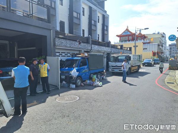 ▲▼             屏東一棟豪宅成為女屋主的回收場，鄉公所、清潔隊強制清理。（圖／民眾提供，下同）