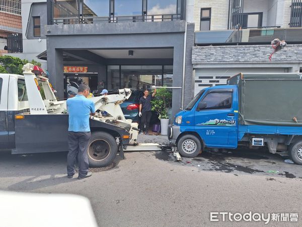 ▲▼             屏東一棟豪宅成為女屋主的回收場，鄉公所、清潔隊強制清理。（圖／民眾提供，下同）