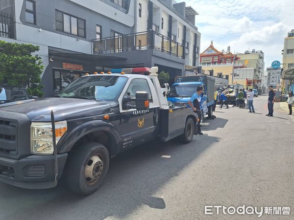 ▲▼             屏東一棟豪宅成為女屋主的回收場，鄉公所、清潔隊強制清理。（圖／民眾提供，下同）