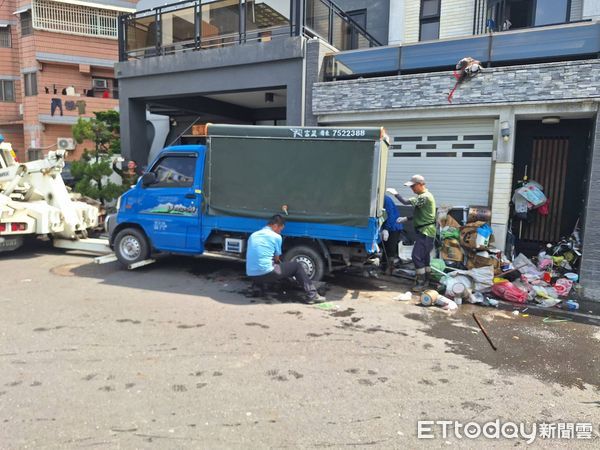 ▲▼             屏東一棟豪宅成為女屋主的回收場，鄉公所、清潔隊強制清理。（圖／民眾提供，下同）