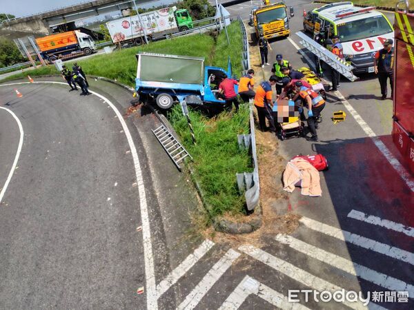 ▲柳營國三交流道下平面道路發生小貨車自撞分隔島車禍，消防人員到場搶救送醫。（民眾提供，下同）
