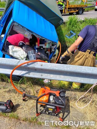 ▲柳營國三交流道下平面道路發生小貨車自撞分隔島車禍，消防人員到場搶救送醫。（民眾提供，下同）