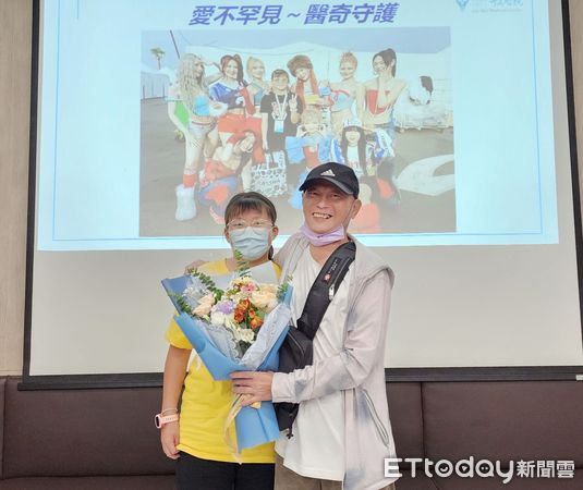 ▲在父親節這天，罕病病友小潔親手獻上花束與溫暖的擁抱，祝福爸爸父親節快樂，也感謝一路以來的守護與陪伴。（圖／記者林東良翻攝，下同）