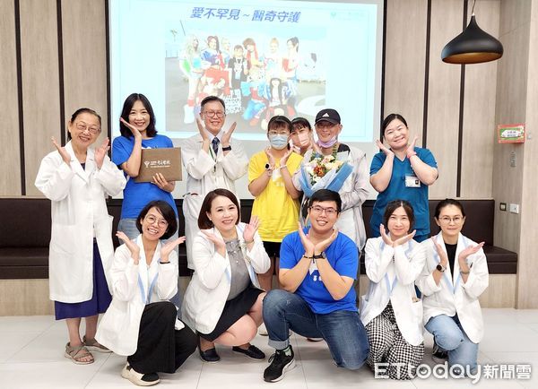 ▲在父親節這天，罕病病友小潔親手獻上花束與溫暖的擁抱，祝福爸爸父親節快樂，也感謝一路以來的守護與陪伴。（圖／記者林東良翻攝，下同）