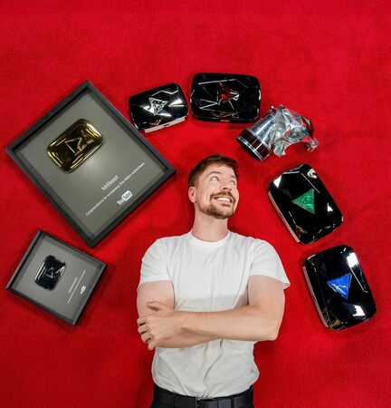 ▲MrBeast拿到4億YouTube訂閱獎牌。（圖／翻攝自IG／MrBeast）