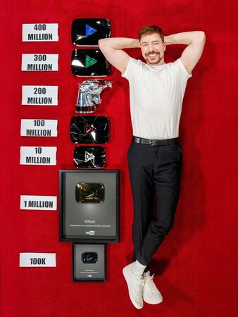 ▲MrBeast拿到4億YouTube訂閱獎牌。（圖／翻攝自IG／MrBeast）