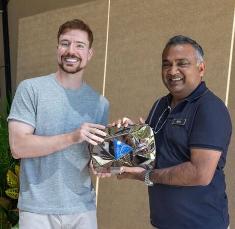 ▲MrBeast拿到4億YouTube訂閱獎牌。（圖／翻攝自IG／MrBeast）