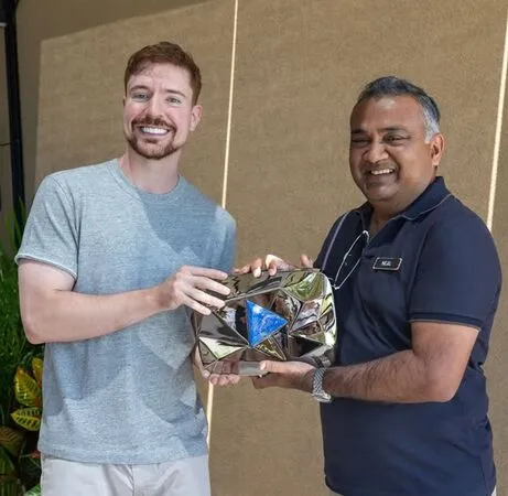 ▲MrBeast拿到4億YouTube訂閱獎牌。（圖／翻攝自IG／MrBeast）