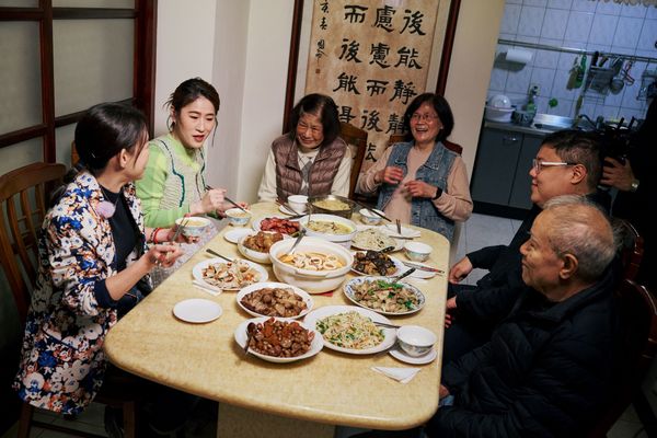 ▲百白與曾寶儀回到基隆的家。（圖／三立提供）