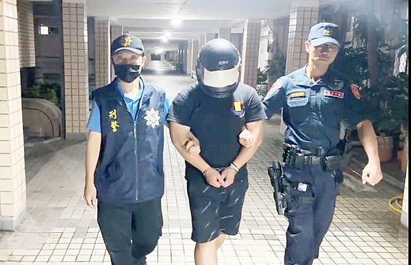 ▲應徵詐團高薪工作被要求錄製抱怨政府影片自我介紹，廖姓男子被航警局查獲移送桃檢偵辦。（圖／航警局提供）