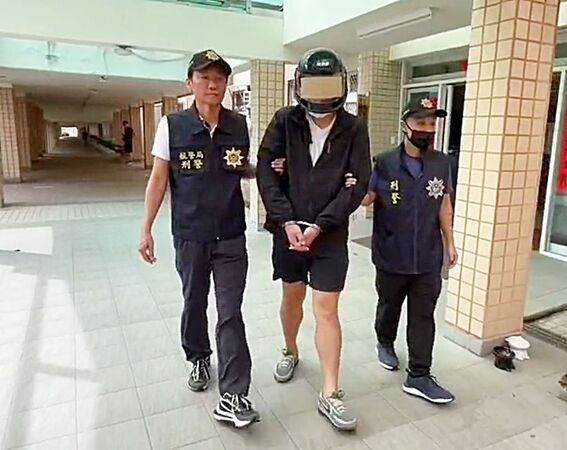 ▲應徵詐團高薪工作被要求錄製抱怨政府影片自我介紹，黃姓男子被航警局查獲移送桃檢偵辦。（圖／航警局提供）