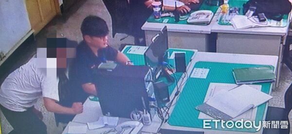 ▲內埔警分局警員林彥丞為張男指路。（圖／記者陳崑福翻攝）