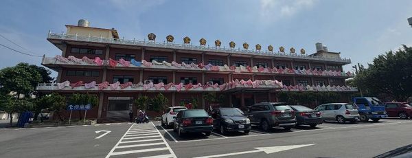 ▲▼彰化伸港福安宮香客大樓的二、三樓欄杆處全被鋪滿，像萬國旗幟在風中飄動。（圖／賴清美提供）