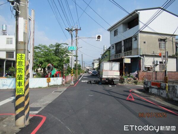 ▲萬丹鄉廈北路左轉進入下蚶路發生交通事故。（圖／記者陳崑福翻攝）