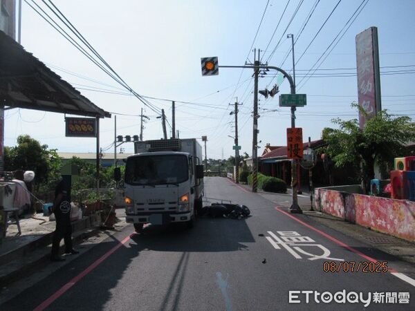 ▲萬丹鄉廈北路左轉進入下蚶路發生交通事故。（圖／記者陳崑福翻攝）