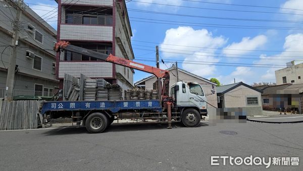 ▲▼             雲林吊車吊掛鷹架時誤觸電線，下方工人遭電擊燙傷。（圖／記者游瓊華翻攝，下同）