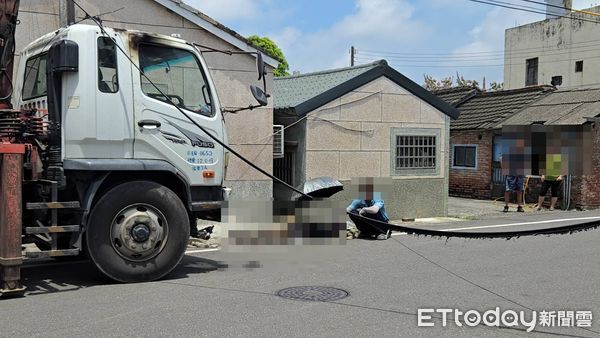 ▲▼             雲林吊車吊掛鷹架時誤觸電線，下方工人遭電擊燙傷。（圖／記者游瓊華翻攝，下同）
