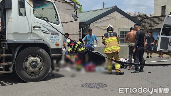 ▲▼             雲林吊車吊掛鷹架時誤觸電線，下方工人遭電擊燙傷。（圖／記者游瓊華翻攝，下同）