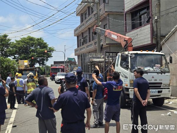 ▲▼             雲林吊車吊掛鷹架時誤觸電線，下方工人遭電擊燙傷。（圖／記者游瓊華翻攝，下同）