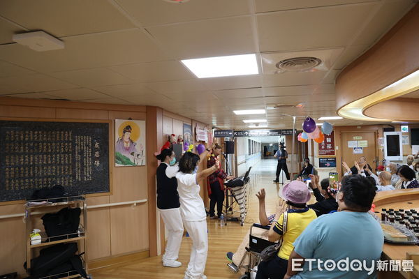 ▲▼太魯閣族歌手簡仁智特別選在父親節舉辦感恩音樂會，感恩主治醫師朱松肇（左）與醫護團隊，並鼓勵所有正在抗癌中的父親們。（圖／慈濟醫學中心提供，下同）