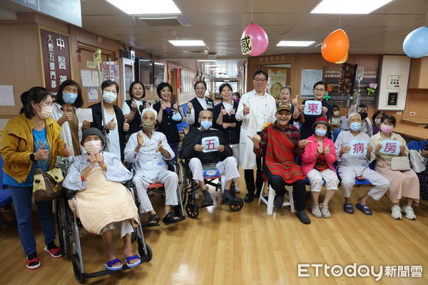 ▲▼太魯閣族歌手簡仁智特別選在父親節舉辦感恩音樂會，感恩主治醫師朱松肇（左）與醫護團隊，並鼓勵所有正在抗癌中的父親們。（圖／慈濟醫學中心提供，下同）