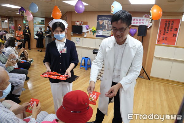 ▲▼太魯閣族歌手簡仁智特別選在父親節舉辦感恩音樂會，感恩主治醫師朱松肇（左）與醫護團隊，並鼓勵所有正在抗癌中的父親們。（圖／慈濟醫學中心提供，下同）