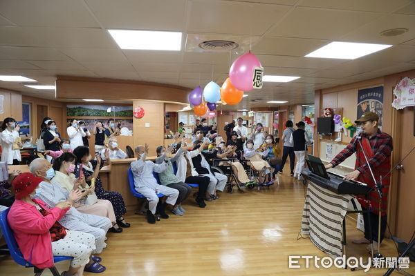 ▲▼太魯閣族歌手簡仁智特別選在父親節舉辦感恩音樂會，感恩主治醫師朱松肇（左）與醫護團隊，並鼓勵所有正在抗癌中的父親們。（圖／慈濟醫學中心提供，下同）