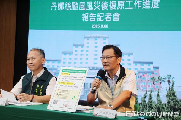 ▲祕書長尤天厚於記者會中說明災後房屋修繕、拆除補助細節。（圖／記者林東良翻攝，下同）