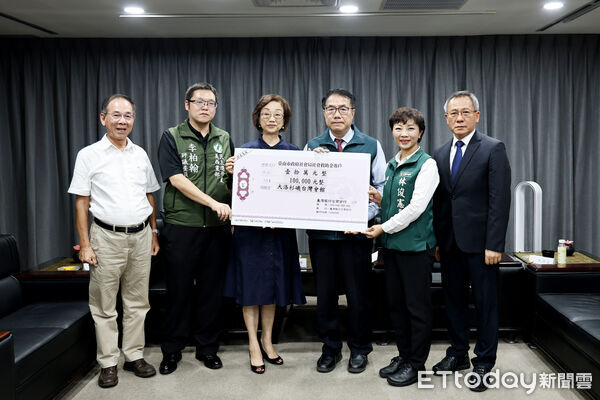 ▲美國大洛杉磯台灣會館副董事長劉玲華代表捐贈10萬美元善款予台南市，市長黃偉哲代表受贈並頒發感謝狀。（圖／記者林東良翻攝，下同）
