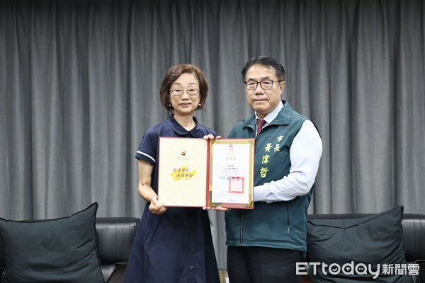 ▲美國大洛杉磯台灣會館副董事長劉玲華代表捐贈10萬美元善款予台南市，市長黃偉哲代表受贈並頒發感謝狀。（圖／記者林東良翻攝，下同）