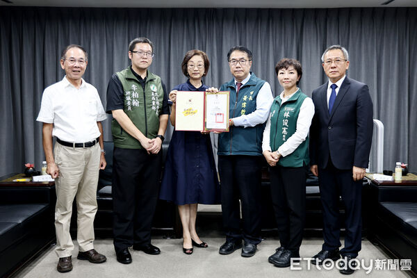 ▲美國大洛杉磯台灣會館副董事長劉玲華代表捐贈10萬美元善款予台南市，市長黃偉哲代表受贈並頒發感謝狀。（圖／記者林東良翻攝，下同）