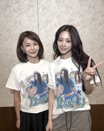 ▲▼親友舉手幅飛去首爾！子瑜媽力挺TWICE　母女後台溫馨互動：期待高雄。（圖／翻攝自子瑜媽IG）