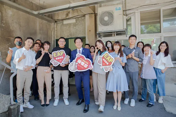 ▲新竹市代理市長邱臣遠前往市府各局處單位及所屬機關，致贈貼心的紓壓小禮。（圖／新竹市政府提供）