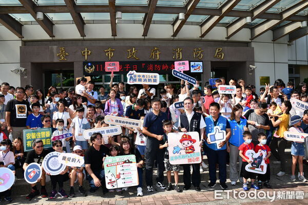 ▲▼台中50名孩童陪伴消防帥老爸闖五關，志工媽包水餃慰勞帥男警。（圖／記者鄧木卿翻攝）