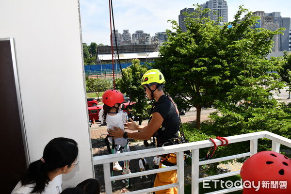 ▲▼台中50名孩童陪伴消防帥老爸闖五關，志工媽包水餃慰勞帥男警。（圖／記者鄧木卿翻攝）